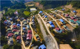 Colors of prosperity along the Nam Nua river