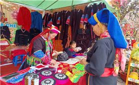 Phiên chợ của những sắc màu văn hóa Dao