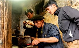 Nghề chạm bạc của người Mông ở Lao Xa