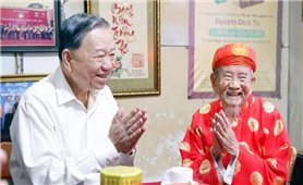 Tổng Bí thư Tô Lâm thăm, chúc Tết Nhà nghiên cứu Nguyễn Đình Tư
