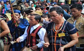 Già làng Bríu Thiện - Người giữ cho làng sống tử tế