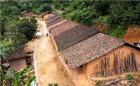 Những ngôi nhà trình tường nhuốm màu thời gian ở Nà Rẻo