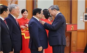 Tổng Bí thư Tô Lâm trao Huân chương Quân công hạng nhất và Huy hiệu Đảng tặng các đồng chí lãnh đạo, nguyên lãnh đạo