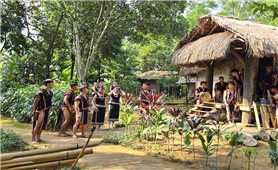 Về Làng Văn hóa - Du lịch các dân tộc Việt Nam vui hội “Mùa Xuân và tuổi trẻ” tháng Ba