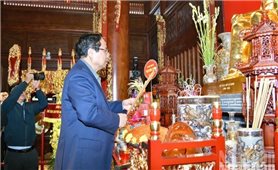 Thủ tướng Phạm Minh Chính dâng hương tưởng nhớ Chủ tịch Hồ Chí Minh, các Anh hùng liệt sĩ chiến trường Điện Biên Phủ