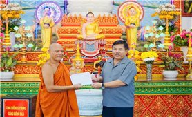 Thứ trưởng Bộ Dân tộc và Tôn giáo Y Thông thăm, chúc Tết Chôl Chnăm Thmây đồng bào Khmer tại Cà Mau