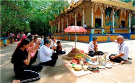 Lễ dâng cơm và đắp núi cát trong Tết Chôl ChnămThmây của đồng bào Khmer