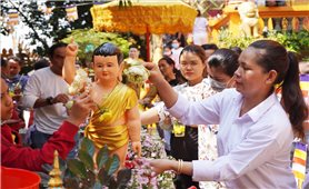 Lễ tắm Phật trong Tết Chôl Chnăm Thmây của đồng bào Khmer