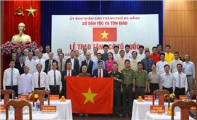 Sở Dân tộc và Tôn giáo thành phố Đà Nẵng trao tặng cờ Tổ quốc cho các tổ chức tôn giáo, cơ sở tín ngưỡng