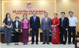 Bộ trưởng Bộ Dân tộc và Tôn giáo Đào Ngọc Dung tiếp bà Touch Sopharath, Đại sứ Đặc mệnh toàn quyền Vương quốc Campuchia tại Việt Nam