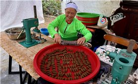 Người lưu giữ hương trầm nơi làng Mường ven đô