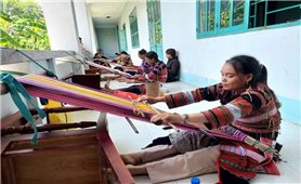 Người phụ nữ giữ lửa cho nghề dệt thổ cẩm làng Cam