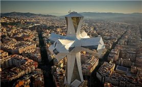 Nhà thờ cao nhất thế giới Sagrada Familia lắp đặt xong cấu trúc xây dựng cuối cùng sau hơn 144 năm xây dựng