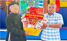 Lãnh đạo Sở Dân tộc và Tôn giáo tỉnh An Giang thăm, chúc mừng Phật giáo Hòa Hảo nhân kỷ niệm 87 năm Ngày Khai sáng đạo