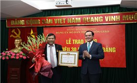 Lễ trao tặng Huy hiệu 30 năm tuổi Đảng cho đồng chí Y Thông, Thứ trưởng Bộ Dân tộc và Tôn giáo