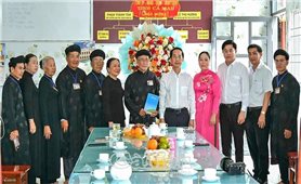 Lãnh đạo tỉnh Cà Mau chúc mừng Ban Đại diện Giáo hội Phật giáo Hòa Hảo tỉnh Cà Mau nhân Đại lễ Khai đạo