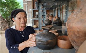 Người kể chuyện gốm Churu bên dòng Đa Nhim