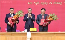 Thủ tướng trao quyết định giao Quyền Bộ trưởng Bộ Nội vụ và bổ nhiệm Thứ trưởng Thường trực Bộ Dân tộc và Tôn giáo