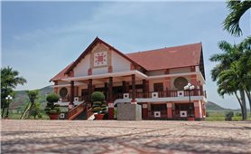 Về làng Stơr thăm nhà Anh hùng Núp