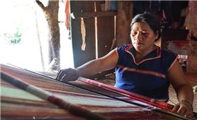 Tiếng khung dệt vẫn đều đặn vang lên giữa làng Bar Gốc