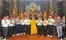 Đoàn công tác tỉnh Champasak (Lào) thăm chùa Vĩnh Tràng, tỉnh Đồng Tháp