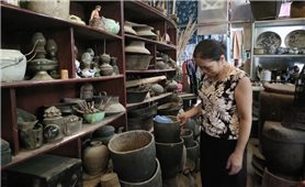 Người đàn bà cất giữ ký ức Thái dưới mái nhà sàn