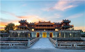 Why do the people of Hue city have the custom of worshipping the land?