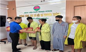 Đoàn Thanh niên Bộ Dân tộc và Tôn giáo thăm và tặng quà các bệnh nhân là người dân tộc thiểu số tại Bệnh viện Phổi Trung ương