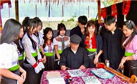 Lớp học chữ Thái cổ của ông Hân ở bản Liếng