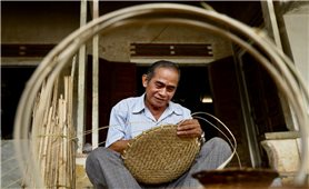 Ông Đinh Văn Xếp với sản phẩm mây tre đan của người Hrê