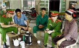 Công an xã Lao Chải đưa tiện ích số đến từng hộ dân vùng biên