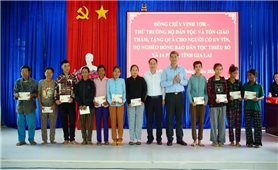 Thứ trưởng Bộ Dân tộc và Tôn giáo Y Vinh Tơr thăm, tặng quà tại xã biên giới Ia Púch, tỉnh Gia Lai