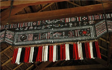 Bộ gu vật thiêng dưới mái nhà dài người Co