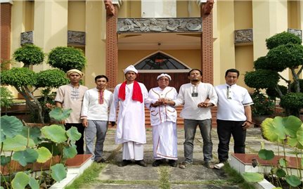 Người giữ “hồn cổ” Ariya ở xóm Chăm Phú Thuận