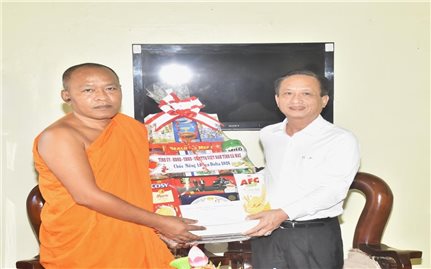 Nhiều hoạt động thăm hỏi, tặng quà chức sắc tôn giáo, Người có uy tín dịp lễ Sene Dolta tại Cà Mau