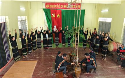 Người có uy tín giữ hồn văn hóa cho buôn làng Tây Nguyên