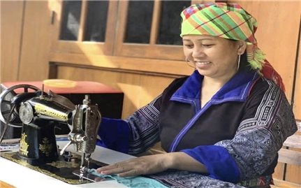 Tạo ra giá trị gia tăng cho thổ cẩm của người Mông