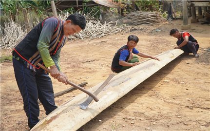 A Lủi với những chiếc thuyền độc mộc trên dòng Pô Kô