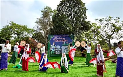 Giai điệu và sắc màu văn hóa Chăm Islam tại Làng Văn hóa-Du lịch các dân tộc Việt Nam