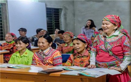 Lớp học xóa mù chữ trên đỉnh Tây Côn Lĩnh