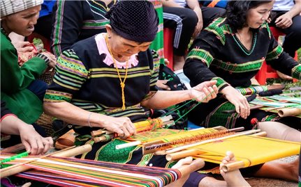 Thổ cẩm S’tiêng – Nơi quá khứ vẫn hiện diện trong từng sợi chỉ dệt tay