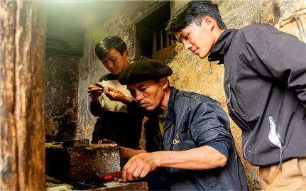 Nghề chạm bạc của người Mông ở Lao Xa