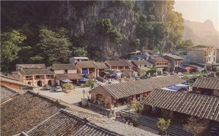 Phát triển du lịch gắn với bảo tồn phố cổ Đồng Văn
