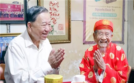 Tổng Bí thư Tô Lâm thăm, chúc Tết Nhà nghiên cứu Nguyễn Đình Tư