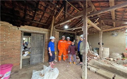 “Chiến dịch Quang Trung”: Khôi phục nhà đến đâu, điện có tới đó