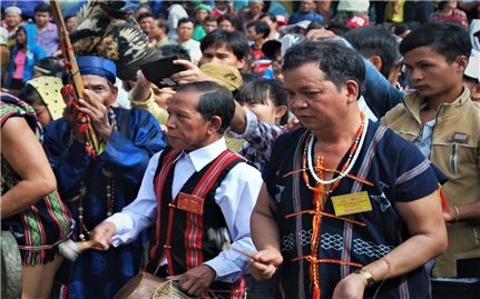 Già làng Bríu Thiện - Người giữ cho làng sống tử tế