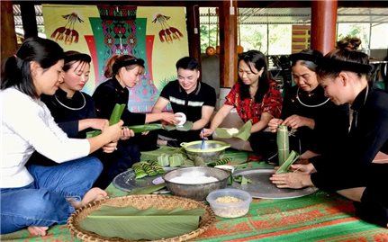 Bánh chưng của người Tày không chỉ là một món ăn