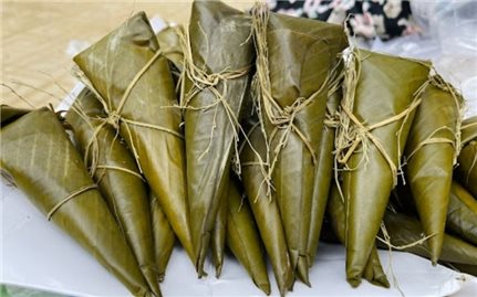 Visiting Cao Bang to eat Cooc mo cake