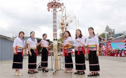 Nghệ thuật trang trí cây nêu của người Co: Biểu tượng sống giữa ngàn mây