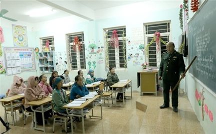 Xóa mù chữ cho phụ nữ người Mông ở Piêng Vai